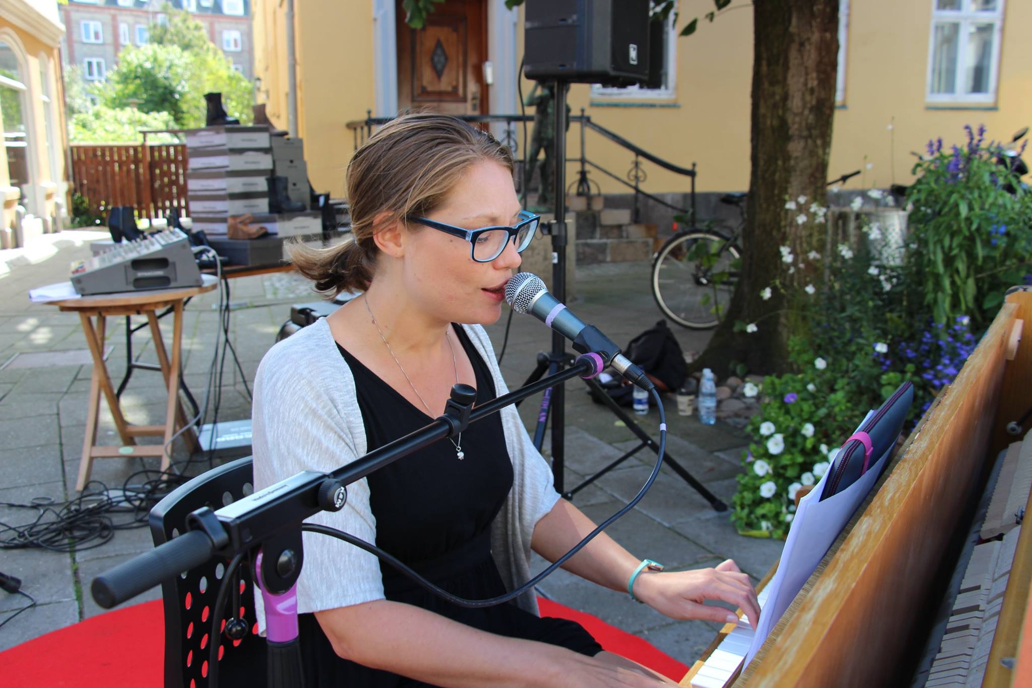Sarah performer på Nørregade